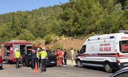 Otomobiller çarpıştı: 1 ölü, 2 yaralı