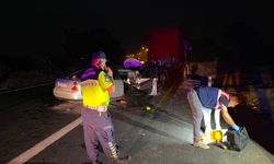 Otoyolda emniyet şeridinde duran TIR'a otomobil çarptı: 2 ölü