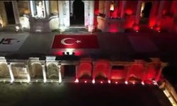 Pamukkale ve Hierapolis, 15 Temmuz'un 10'uncu yılında kırmızı-beyaz renklerle aydınlatıldı