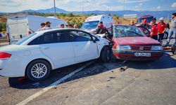 Pamukova'da 2 otomobil çarpıştı 1'i ağır 7 yaralı