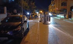 Park halindeki araca çarpıp devrilen otomobilin sürücüsü kaza yerinden kaçtı