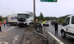 Pendik Tem Otoyolu'nda şoförün kontrolünü kaybettiği TIR bariyerlere çarptı
