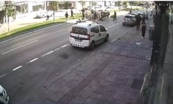 Refüjdeki ağaçlara ve aydınlatma direğine çarpan otomobilin takla attığı kaza kamerada: 2 yaralı