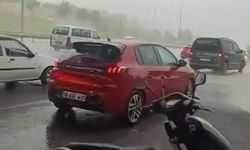 Sağanağa yakalanan motokuryeler köprü altına sığındı