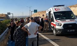 Şanlıurfa'da hafif ticari araç ile otomobil çarpıştı: 2 ölü, 9 yaralı