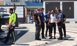 Satışına izin verilmediğini öne sürdüğü karpuzları belediye önünde parçaladı