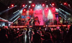 Semicenk konserine gelenler sağanak yağmura rağmen alandan ayrılmadı