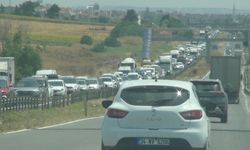 Silivri'de hafriyat kamyonu devrildi; uzun araç kuyrukları oluştu