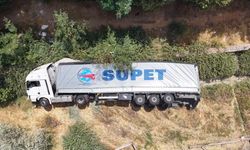 Sultanbeyli TEM Otoyolu'nda devrilen TIR dronla görüntülendi