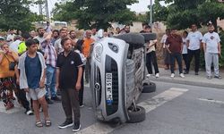 Sultangazi'de orta refüje çarpan otomobil devrildi; kaza kamerada