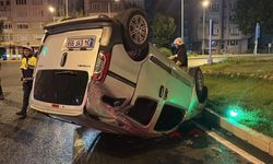 Takla atan aracındaki yaralıyı bırakıp kaçtı