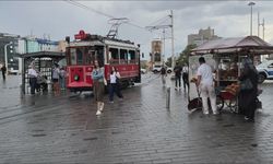 Taksim'de yağış etkili oluyor -1