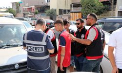 Tehlikeye aldırmadan kanalda serinleyen çocukları polis çıkardı, ailelerine ceza yazdı