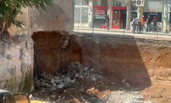 Temel kazısında toprak kaydı, 2 katlı binada yaşayanlar tahliye edildi