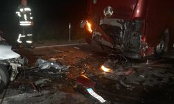TIR ile çarpışan otomobildeki çift ile kızları öldü