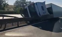 TIR, refüjdeki bariyerlere çarpıp devrildi; 1 yaralı