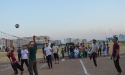 Toprak sahada mahallelinin voleybol tutkusu