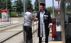 Üniversitedeki durakta görev yaparken öğrencilerden etkilendi; hayali olan gazeteciliği okuyup mezun oldu