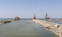 Van Gölü'nden 2 milyon 165 bin metreküp dip çamuru ve balçık çıkarıldı