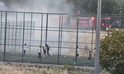 Yangına rağmen futbol oynamaya devam ettiler; o anlar kamerada