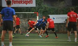 Yemeksepeti Express 25'inci Yıl Futbol Turnuvası'nın şampiyonu 'Saatte 3' takımı oldu