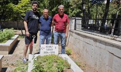 Yeri 68 yıl sonra tespit edilen şehit dayısının mezarını ziyaret etti