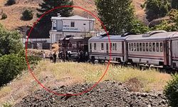 Yolcu treni hemzemin geçitte otomobile çarptı; kaza kamerada