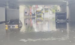 Zincirlikuyu'da alt geçidi su bastı; araçlar mahsur kaldı-1