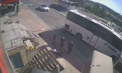 2 kişinin ezilmekten son anda kurtulduğu kaza kamerada