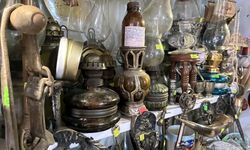 49 yılda biriktirdiği 4 bin parça koleksiyonunu, 15 metrekare dükkanda sergiliyor