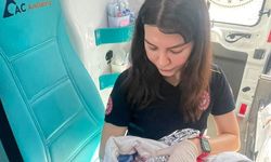 7'nci çocuğunu ambulansta dünyaya getirdi