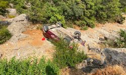 Adana'da otomobil şarampole devrildi; 2 yaralı