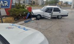 Aday sürücü otomobiliyle aydınlatma direğine çarptı; o anlar kamerada