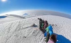 Ağrı Dağı'nın zirvesinde halay çektiler