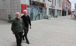Ailesinin geçimi, babası ve kardeşi gibi kendisi de albino olan Gökhan'a emanet