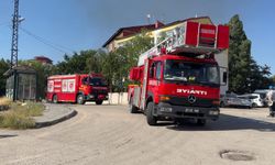 Alevlerin evine sıçramasını hortumla önlemeye çalıştı