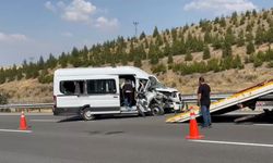 Ankara'da minibüs TIR'a çarptı: 7 yaralı