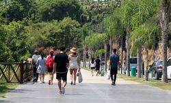 Antalya'da hissedilen sıcaklık 39 derece; tatilciler denizde serinledi