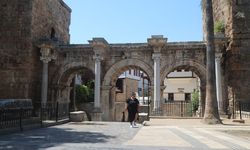 Antalya'da termometreler 40 dereceyi gösterdi, kent merkezi boş kaldı