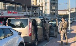 Aranan şüpheli kaçmak isterken merdivenden düşerek yaralandı