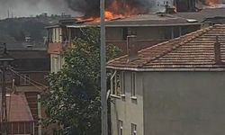 Arnavutköy'de 3 katlı binanın çatısında yangın -1
