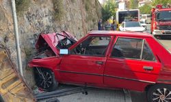 Ataşehir'de otomobil istinat duvarına çarptı; 3 yaralı