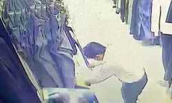 Avcılar'da mağazadan 6 bin liralık hırsızlık kamerada; ceketi giyip kaçtı