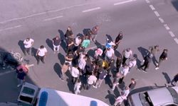 Avcılar'da otomobil ile çarpışan motosikletin sürücüsü ağır yaralandı