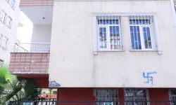 Bahçelievler'de balkona tırmanıp eve giren hırsızları polis suçüstü yakaladı
