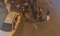 Bahçelievler'de iki grup arasında bıçaklı kavga; aracın üzerinde dövdüler