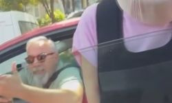 Bakırköy'de 'yol verme' tartışmasında kadın, taksiye saldırdı; kavga kamerada