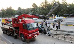 Bariyere çarpıp ikiye bölünen otomobilin sürücüsü öldü