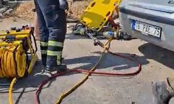 Bariyerlere çarpan otomobil, hurdaya döndü; sürücü ile eşi yaralandı