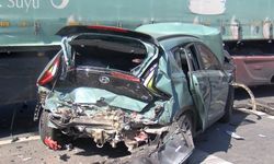 Başakşehir'de yokuştan korna çalarak indi; trafik ışıklarında bekleyen araçlara çarptı